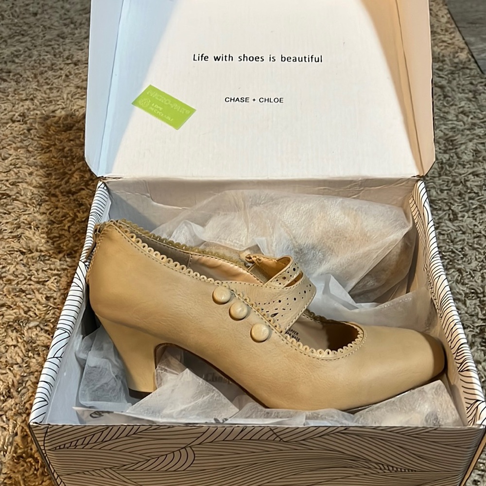 New in box Chase + Chloe Mina Pump